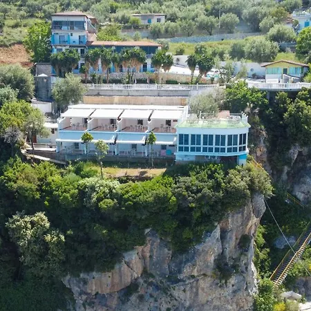 Skyhill Boutique 3* Radhimë