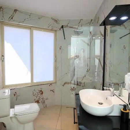 Skyhill Boutique فندق Radhimë