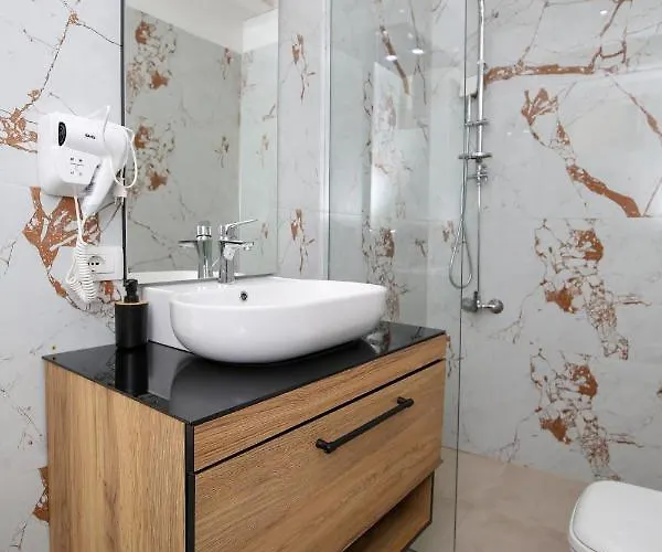 Skyhill Rooms And Suites 酒店 Radhimë